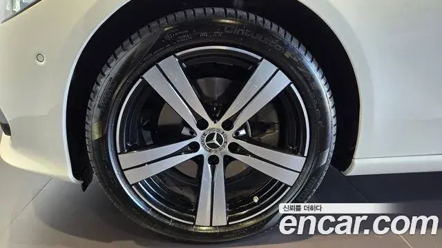 Mercedes-Benz C-Class 2026 — Photo 4/18