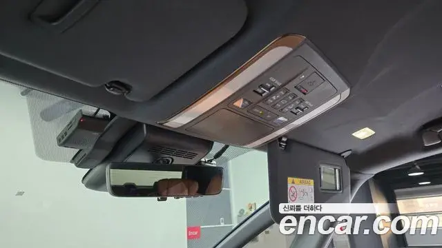 Toyota Alphard 2025 — Photo 19/20