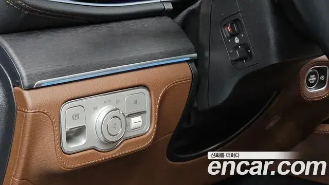 Mercedes-Benz GLE-Class 2024 — Photo 13/20