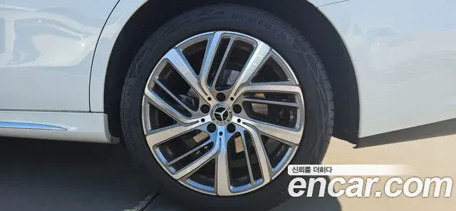Mercedes-Benz E-Class 2024 — Photo 4/20