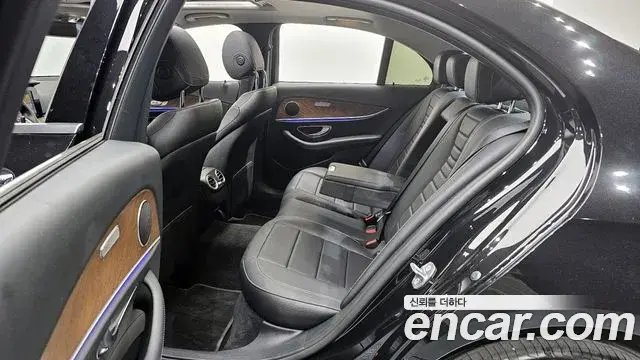 Mercedes-Benz E-Class 2018 — Şəkil 17/20