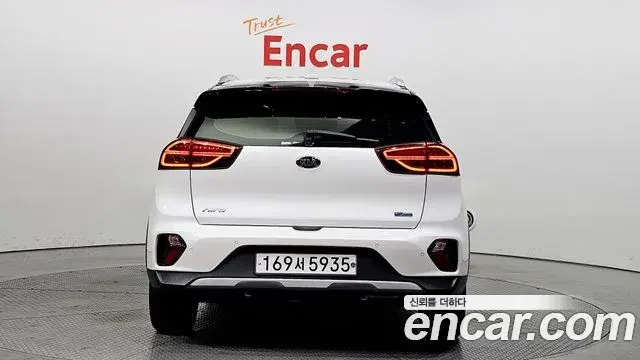 Kia Niro 2020 — ფოტო 15/20