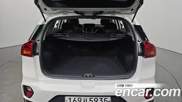 Kia Niro 2020 — ფოტო 13/20