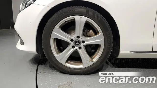 Mercedes-Benz E-Class 2018 — ფოტო 8/20