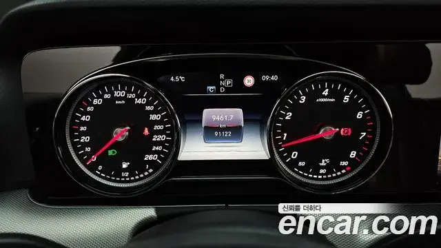 Mercedes-Benz E-Class 2018 — ფოტო 17/20