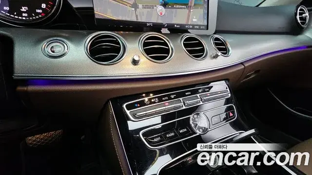 Mercedes-Benz E-Class 2018 — ფოტო 15/20