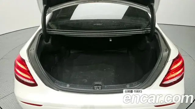 Mercedes-Benz E-Class 2018 — ფოტო 14/20