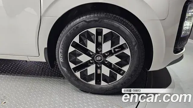 Hyundai Staria 2023 — ფოტო 15/20