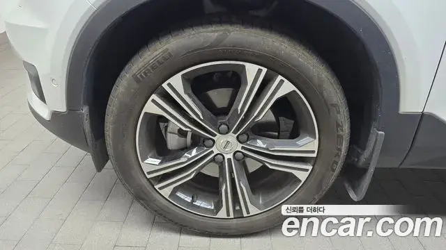 Volvo XC40 2021 — ფოტო 17/20