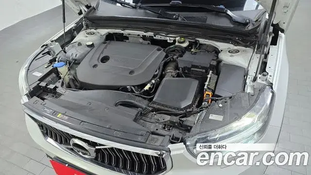 Volvo XC40 2021 — ფოტო 18/20