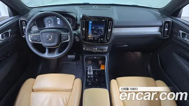 Volvo XC40 2021 — ფოტო 15/20