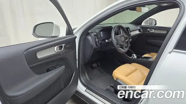 Volvo XC40 2021 — ფოტო 16/20