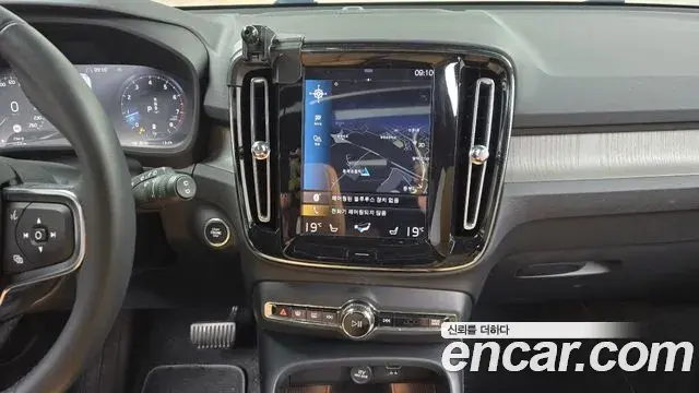 Volvo XC40 2021 — ფოტო 19/20