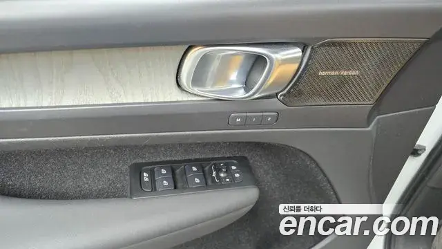 Volvo XC40 2021 — ფოტო 2/20