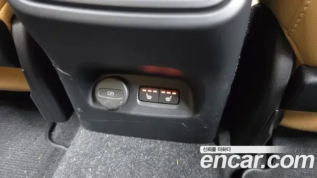 Volvo XC40 2021 — ფოტო 13/20