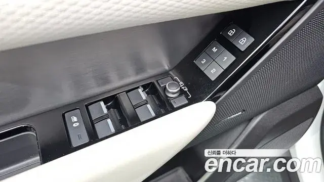 Land Rover Range Rover Velar 2023 — Фото 12/20