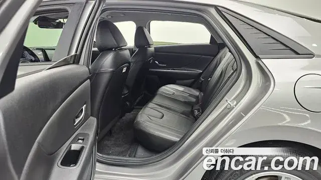Hyundai The New Avante Hybrid 2021 — Photo 12/20