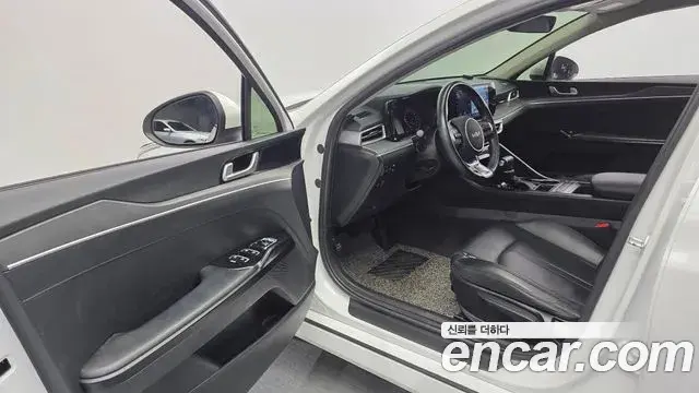 Kia K5 2022 — Şəkil 10/20