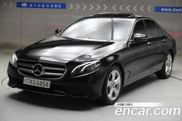 Mercedes-Benz E-Class 2018 — Photo 1/20