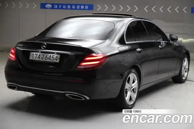Mercedes-Benz E-Class 2018 — Photo 11/20