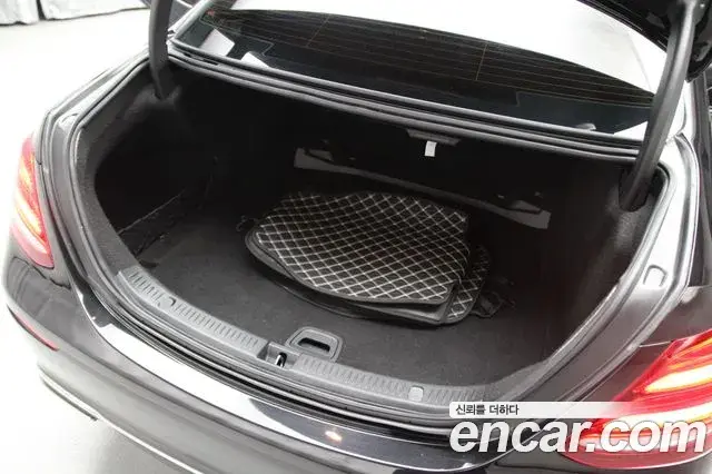 Mercedes-Benz E-Class 2018 — Photo 7/20