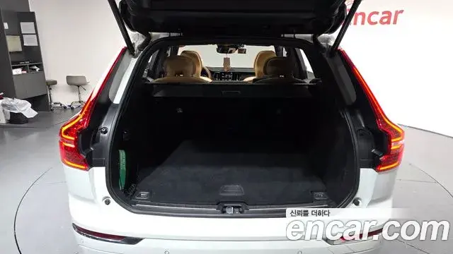 Volvo XC60 2021 — Şəkil 17/20
