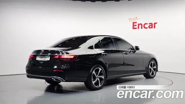 Mercedes-Benz E-Class 2021 — Photo 1/20