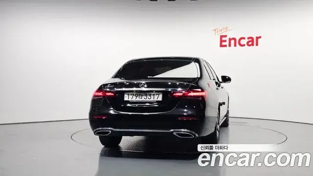 Mercedes-Benz E-Class 2021 — Photo 11/20