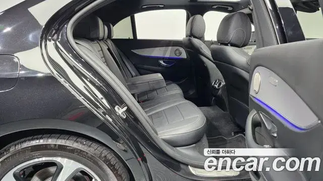Mercedes-Benz E-Class 2021 — Photo 17/20