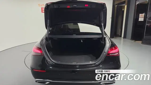 Mercedes-Benz E-Class 2021 — Photo 18/20