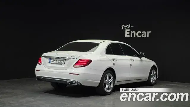 Mercedes-Benz E-Class 2018 — Photo 17/20