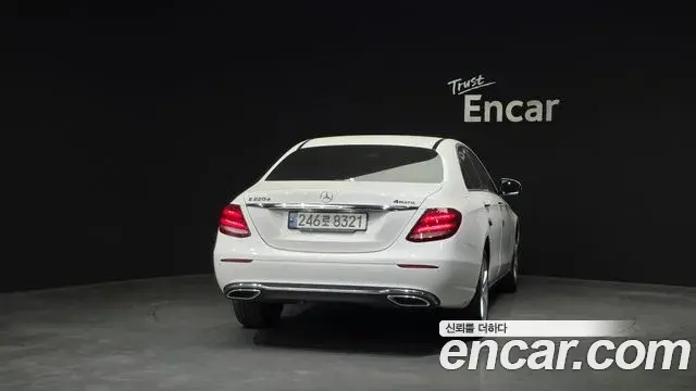 Mercedes-Benz E-Class 2018 — Photo 5/20