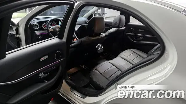 Mercedes-Benz E-Class 2018 — Photo 11/20