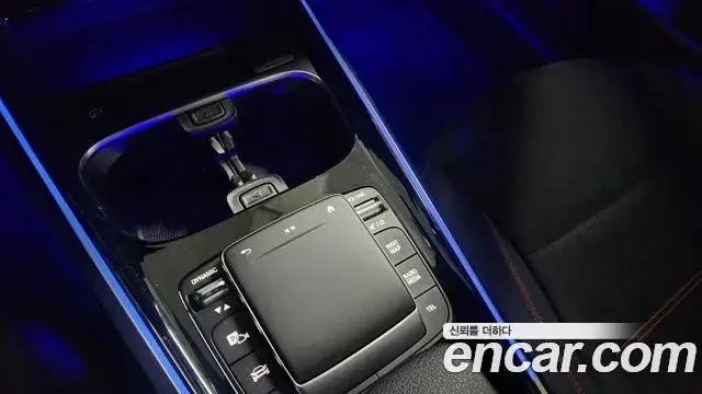 Mercedes-Benz GLB-Class 2022 — Photo 10/18