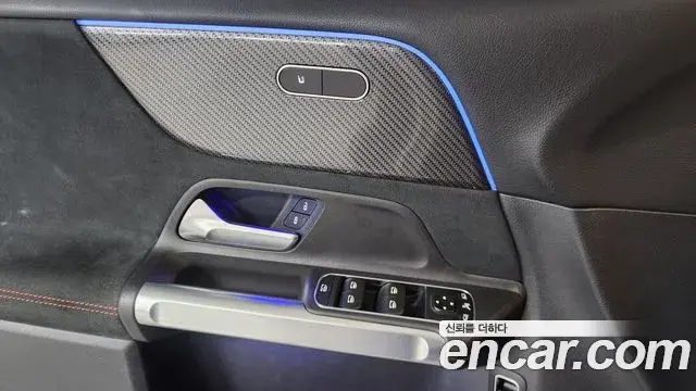 Mercedes-Benz GLB-Class 2022 — Photo 8/18