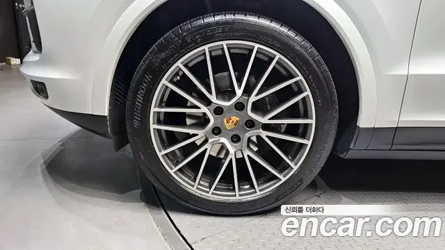 Porsche Cayenne 2020 — ფოტო 18/20