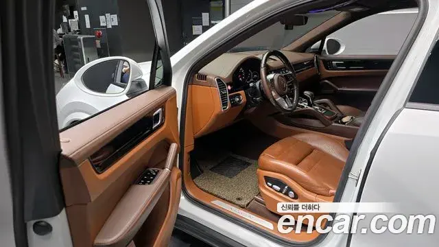Porsche Cayenne 2020 — ფოტო 2/20