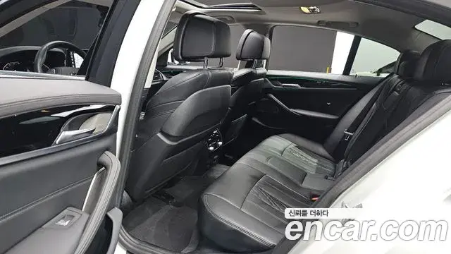BMW 5 Series 2020 — ფოტო 8/20