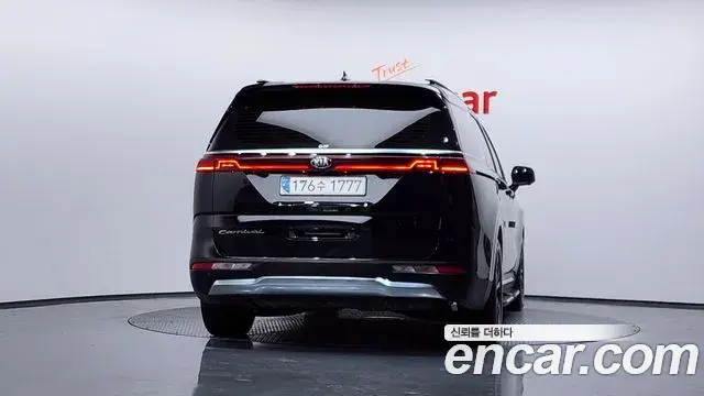 Kia Carnival 2021 — ფოტო 6/20
