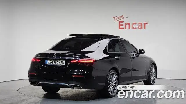Mercedes-Benz E-Class 2021 — Photo 9/20
