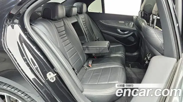 Mercedes-Benz E-Class 2021 — Photo 13/20