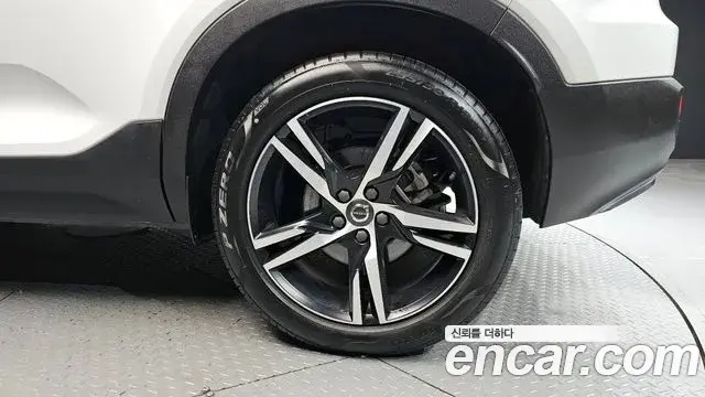Volvo XC40 2020 — Photo 18/19
