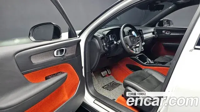 Volvo XC40 2020 — Photo 17/19