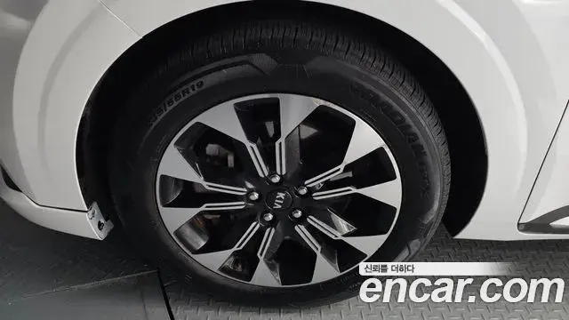 Kia Carnival 2021 — Şəkil 18/20