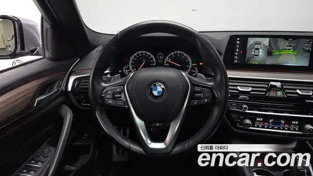BMW 5 Series 2018 — Фото 14/20