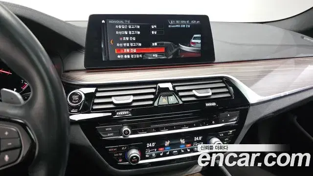 BMW 5 Series 2018 — Фото 17/20