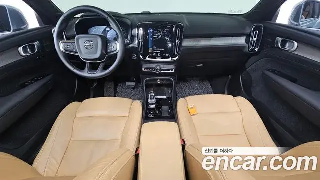Volvo XC40 2022 — Photo 2/20