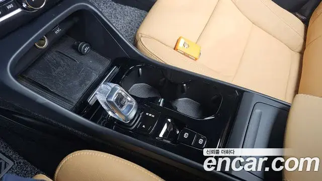 Volvo XC40 2022 — Photo 13/20