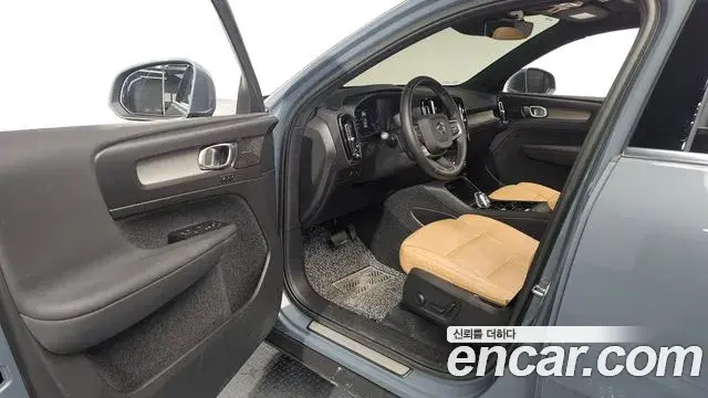 Volvo XC40 2022 — Photo 18/20