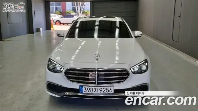 Mercedes-Benz E-Class 2023 — Şəkil 13/18